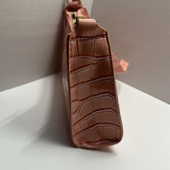 Vintage pink baguette bag with a croc-embossed pattern. - Picture 8 of 11